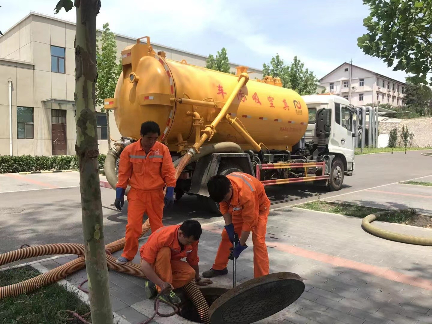 偃师管道疏通车停在窨井附近