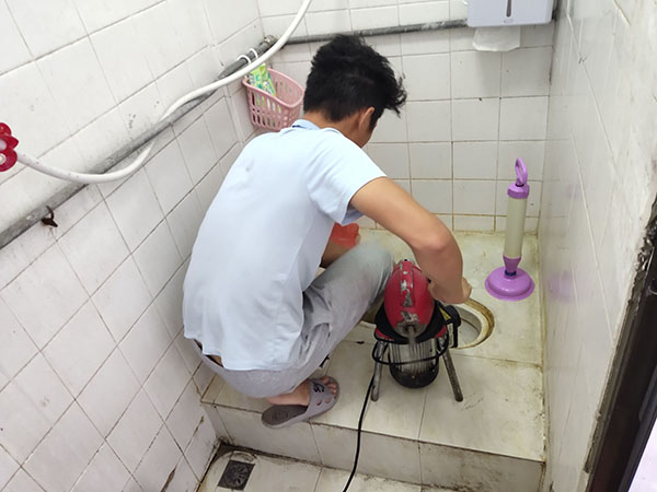 偃师管道堵塞冒臭气 专业师傅现场解决问题