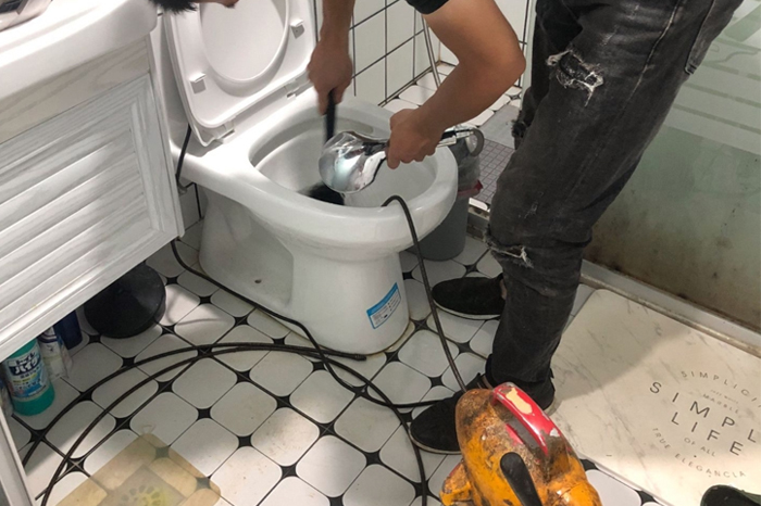 偃师马桶堵塞自己疏通还是找师傅？专业上门服务让你省时更省心